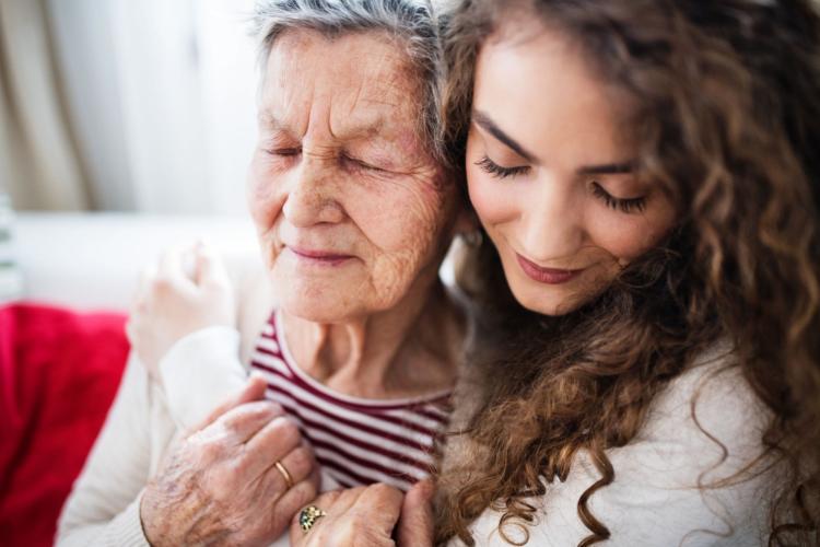 femme âgée avec sa petite fille